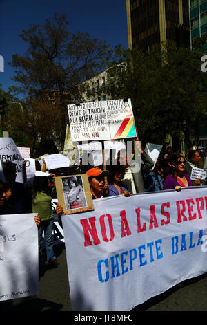 La Paz, Bolivie, le 8 août 2017. Un manifestant est titulaire d'un placard avec une section de la constitution au cours d'une marche pour montrer l'opposition au gouvernement a l'intention d'annuler la Loi 180, qui est débattu aujourd'hui au Sénat. La loi a été créé en 2011 après des manifestations de masse (qui incluait un mois Mars 2 à partir de la région de La Paz) par TIPNIS habitants et beaucoup d'autres anti-gouvernement envisage de construire une route à travers la région sans consultation Credit : James Brunker/Alamy Live News Banque D'Images