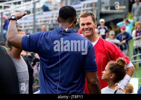 8 août 2017 : New England Patriots quarterback Tom Brady (12) parle à l'ex-Patriot Willie McGinest au New England Patriots camp de formation qui a eu lieu au Stade Gillette, à Foxborough, Massachusetts. Eric Canha/CSM Banque D'Images