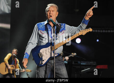 Le 7 juin 2012 - Nashville, Tennessee, États-Unis - 08 août 2017 - Divers - Glen Campbell, la voix derrière 21 Top 40 y compris ''Rhinestone Cowboy,'' ''Wichita poseur'' et ''quand j'arrive à Phoenix,'' est mort mardi. Il a été 81. Au cours d'une carrière de 60 ans, Campbell a vendu plus de 45 millions d'enregistrements. En 1968, il se les Beatles. Campbell a été marié quatre fois, et a cinq fils et trois filles. Au début des années 1980, tout en luttant contre l'alcoolisme et la dépendance à la cocaïne, Campbell a fait les gros titres à sensation avec un 15 mois, des relations avec la chanteuse de country Tanya Tucker, qui a été 2 Banque D'Images