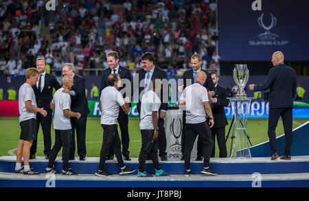 Skopje, Macédoine. Le 08 août, 2017. Le 8 août 2017, Philip II Arena, Skopje, Macédoine ; 2017 Super Coupe de l'UEFA ; Real Madrid contre Manchester United, les joueurs du Real Madrid au cours de la cérémonie de remise des médailles après Super Cup Crédit : Nikola Krstic/Alamy Live News Banque D'Images