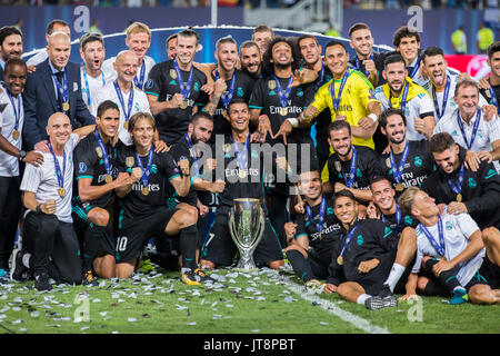 Skopje, Macédoine. Le 08 août, 2017. Le 8 août 2017, Philip II Arena, Skopje, Macédoine ; 2017 Super Coupe de l'UEFA ; Real Madrid contre Manchester United, les joueurs de Realm Madrid célébrer une victoire avec de la Super Cup avec un trophée Crédit : Nikola Krstic/Alamy Live News Banque D'Images