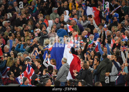 Londres, Royaume-Uni. 8 août 2017. Les partisans français cheer Pierre-Ambroise Bosse (France) en route pour gagner la finale du 800 m hommes au stade de Londres, sur la cinquième journée de l'IAAF World Championships London 2017. Crédit : Stephen Chung / Alamy Live News Banque D'Images