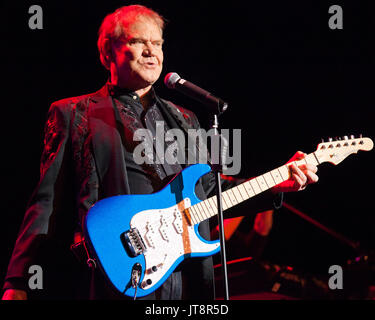 Photos de fichier : GLEN CAMPBELL (le 22 avril 1936 - 8 août, 2017) était un chanteur de musique country et rock, musicien, auteur-compositeur, acteur et animateur de télévision. Il est surtout connu pour une série de succès dans les années 1960 et 1970, et pour accueillir une variété de musique et de comédie show appelé le Glen Campbell Goodtime Hour sur télévision CBS à partir de janvier 1969 à juin 1972. Au cours de ses 50 ans dans le show-business, Campbell a publié plus de 70 albums et vendu 45 millions de disques accumulant 12 albums d'or RIAA, quatre albums de platine et un double album de platine. Credit : ZUMA Press, Inc./Alamy Live News Banque D'Images