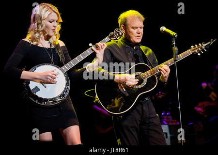 Photos de fichier : GLEN CAMPBELL (le 22 avril 1936 - 8 août, 2017) était un chanteur de musique country et rock, musicien, auteur-compositeur, acteur et animateur de télévision. Il est surtout connu pour une série de succès dans les années 1960 et 1970, et pour accueillir une variété de musique et de comédie show appelé le Glen Campbell Goodtime Hour sur télévision CBS à partir de janvier 1969 à juin 1972. Au cours de ses 50 ans dans le show-business, Campbell a publié plus de 70 albums et vendu 45 millions de disques accumulant 12 albums d'or RIAA, quatre albums de platine et un double album de platine. Credit : ZUMA Press, Inc./Alamy Live News Banque D'Images