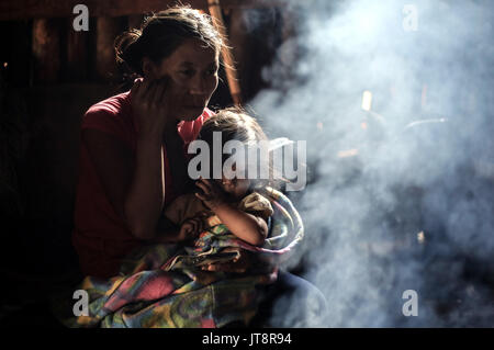 (170808) -- SAO PAULO (BRÉSIL), le 8 août 2017 (Xinhua) -- Photo prise le 1 août 2017 montre une femme portant un enfant au village de l'ethnie Guarani, dans le quartier de Jaragua à Sao Paulo, Brésil. Les peuples autochtones de partout dans le monde sont toujours confrontés à d'énormes défis en une décennie après l'adoption d'une déclaration historique sur leurs droits, un groupe d'experts des Nations Unies (ONU) a déclaré lundi. S'exprimant avant la Journée internationale des populations autochtones le 9 août, le groupe a déclaré que les Etats doivent mettre à l'action pour mettre fin à la discrimination, l'exclusion et l'absence de protection. (Xinhua/ Banque D'Images