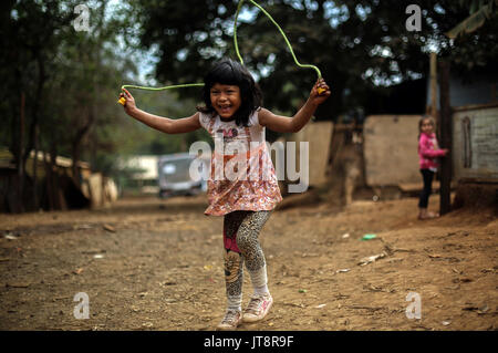 (170808) -- SAO PAULO (BRÉSIL), le 8 août 2017 (Xinhua) -- Photo prise le 1 août 2017 montre une fille jouant au village de l'ethnie Guarani, dans le quartier de Jaragua à Sao Paulo, Brésil. Les peuples autochtones de partout dans le monde sont toujours confrontés à d'énormes défis en une décennie après l'adoption d'une déclaration historique sur leurs droits, un groupe d'experts des Nations Unies (ONU) a déclaré lundi. S'exprimant avant la Journée internationale des populations autochtones le 9 août, le groupe a déclaré que les Etats doivent mettre à l'action pour mettre fin à la discrimination, l'exclusion et l'absence de protection. (Xinhua/Rahel Patr Banque D'Images