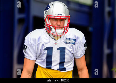 8 août 2017 : New England Patriots receveur Julian Edelman (11) fait son chemin à la pratique champs au New England Patriots training camp tenu au Stade Gillette, à Foxborough, Massachusetts. Eric Canha/CSM Banque D'Images