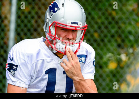 8 août 2017 : New England Patriots receveur Julian Edelman (11) fait son chemin à la pratique champs au New England Patriots training camp tenu au Stade Gillette, à Foxborough, Massachusetts. Eric Canha/CSM Banque D'Images
