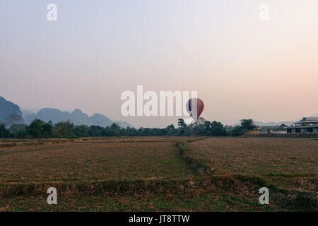 Image panoramique de bar d'atterrissage de ballon à Vang Vieng, Laos, au lever du soleil, le temps. Banque D'Images