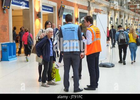 Londres, Royaume-Uni. 07Th Aug, 2017. Les voyageurs à la gare de Waterloo Le 7 août 2017 à l'heure de pointe du soir comme les travaux d'ingénierie continue sur la plate-forme 1 - 10 août et causant des perturbations pour les passagers. Credit : Andrea Ronchini/Pacific Press/Alamy Live News Banque D'Images