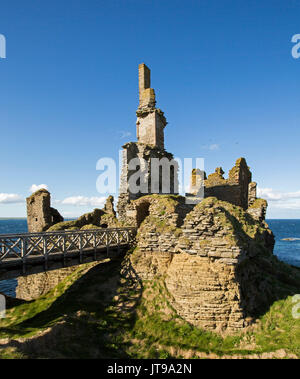 Ruines de Sinclair Girnigoe castle on clifftop avec fond bleu océan sous ciel bleu à Noss Head, près de Thurso, Ecosse Banque D'Images