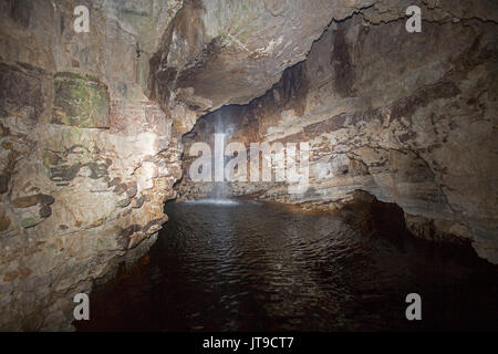 Cascade et rivière souterraine dans les grottes, Durness Smoo, Ecosse Banque D'Images