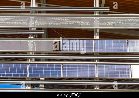 Panneau solaire conçu pour absorber les rayons du soleil comme source d'énergie pour produire de l'électricité ou de chauffage suspendu au côté d'un parking. Banque D'Images