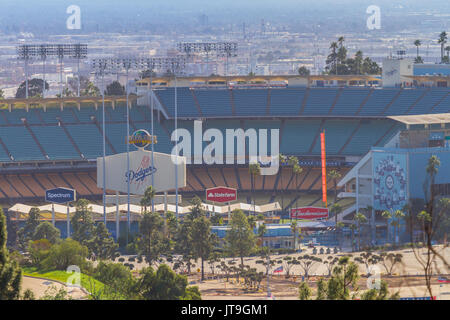 Vue aérienne d'hélicoptère de Los Angeles Dodger Stadium à Elysian Park, avec l'horizon de gratte-ciel de Los Angeles. Banque D'Images