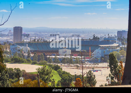 Vue aérienne d'hélicoptère de Los Angeles Dodger Stadium à Elysian Park, avec l'horizon de gratte-ciel de Los Angeles. Banque D'Images