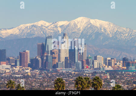 Des sommets enneigés des montagnes et le centre-ville de Los Angeles ville pendant les mois d'hiver dans le sud de la Californie, USA Banque D'Images