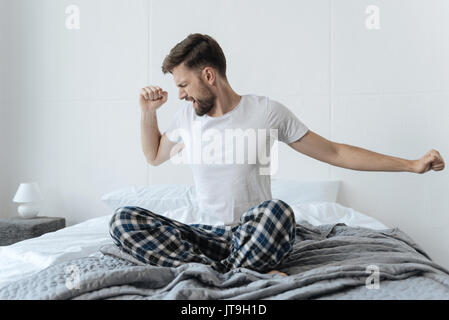 Nice bel homme sitting cross legged Banque D'Images