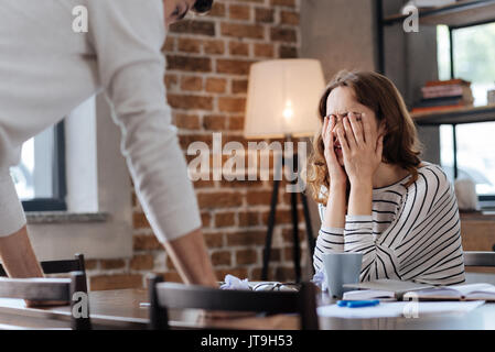 Jeune femme sombre couvrant son visage Banque D'Images