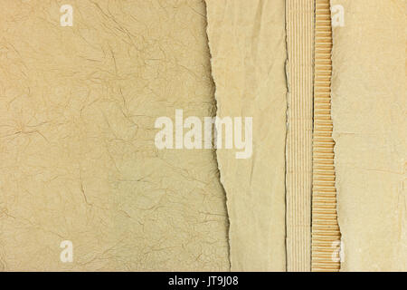 Pile pile de brown le recyclage du carton et du papier les feuilles avec des bords déchirés Banque D'Images