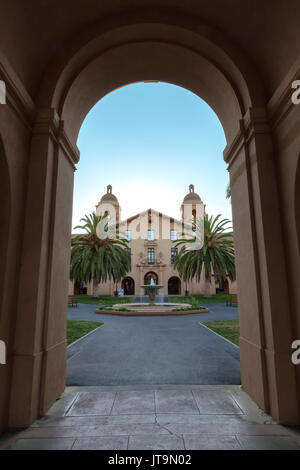 Vue de l'ancien complexe de l'Union européenne et l'ancien bâtiment de l'Union européenne à l'université de Stanford à Palo Alto, Californie, États-Unis Banque D'Images