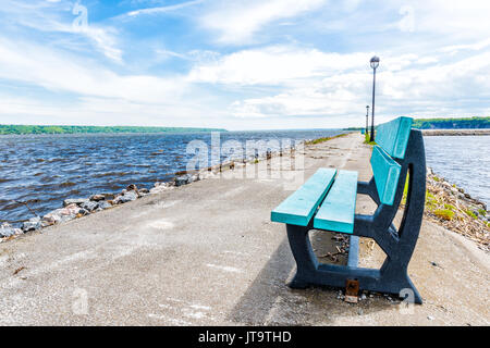 Bleu vide banc avec vue sur le fleuve Saint-Laurent au Québec, Canada au cours de l'été Banque D'Images