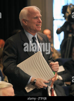 Washington, DC - 23 février 2009 -- United States le sénateur John McCain (républicain de l'Arizona) fait une déclaration au Président Barack Obama à la fin de la responsabilité financière sommet à la Maison Blanche à Washington, le lundi 23 février 2009..Credit : Ron Sachs - Piscine via CNP /MediaPunch Banque D'Images