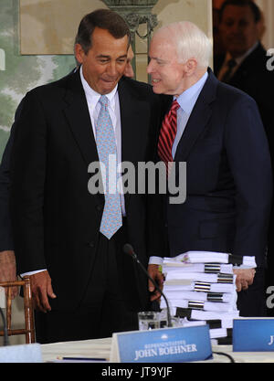 United States House chef républicain John Boehner (républicain de l'Ohio), à gauche, des entretiens avec le sénateur américain John McCain (républicain de l'Arizona) avant au président des États-Unis, Barack Obama, discours d'ouverture à une réunion bipartite pour discuter du projet de loi sur la réforme de la santé à la Blair House en Washington, DC USA 25 février 2010. Le président Obama est l'hôte d'un sommet de la santé à la télévision avec les législateurs républicains et démocrates dans les efforts déployés pour élaborer une loi de révision de la santé..Credit : Shawn Thew / Piscine via CNP /MediaPunch Banque D'Images