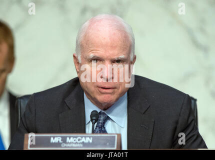 Le sénateur américain John McCain (républicain de l'Arizona), président, Comité du Sénat américain sur les services armés, écoute comme secrétaire à la défense américain Ashton B. Carter et le général Joseph F. Dunford, Jr., USMC, chef d'état-major interarmées témoigner au cours de l'audience sur ìCounter-ISIL (État islamique d'Irak et du Levant) Opérations et Moyen-orient Strategyî sur la colline du Capitole à Washington, DC le jeudi 28 avril, 2016. Credit : Ron Sachs / CNP /MediaPunch Banque D'Images