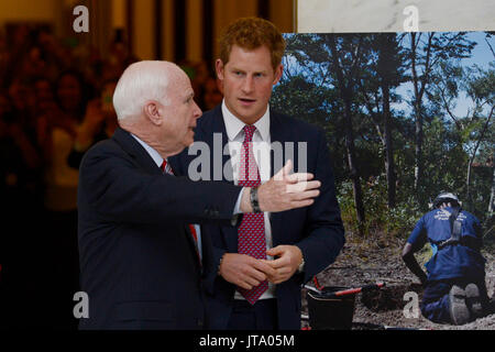 Le prince Harry (R) du Pays de Galles tours un HALO Trust exposition photographique sur les mines terrestres et les ordonnances, avec le sénateur républicain de l'Arizona John McCain (L), sur la colline du Capitole à Washington DC, USA, 09 mai 2013. Le prince Harry commence une tournée de six jours des États-Unis..Crédit : Michael Reynolds / Piscine via CNP /MediaPunch Banque D'Images