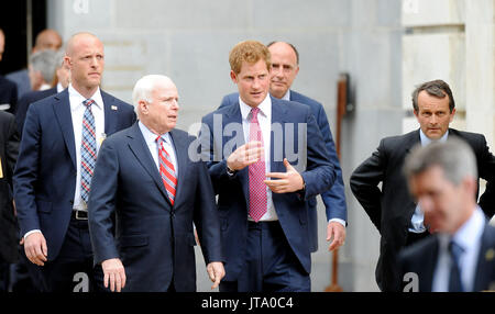 Le sénateur américain John McCain (R-AZ) (L) et Son Altesse Royale le prince Harry laisser Russell building après une tournée d'une exposition de photos anti-mines terrestres par le HALO Trust charité pendant le premier jour de sa visite aux États-Unis le 9 mai 2013 à Washington, DC. .Crédit : Olivier Douliery / CNP /MediaPunch Banque D'Images