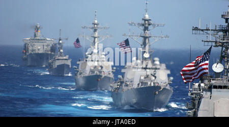 Océan Pacifique - 18 juin 2006 -- USS Cowpens (CG 63) (premier plan) est suivie par le USS Lassen (DDG 82), USS John S. McCain (DDG 56), USS Vandegrift (FFG 48) et de l'USNS Tippecanoe (T-AO 199) au cours d'un exercice de photo pour lancer l'exercice Valiant Shield 2006. Le groupe aéronaval du Kitty Hawk participe actuellement à Valiant Shield 2006, le plus grand exercice conjoint de ces dernières l'exercice Valiant Shield. Tenu dans la zone d'exploitation Guam du 19 au 23 juin, l'exercice implique 28 navires dont trois groupes aéronavals. Près de 300 avions et environ 22 000 militaires de la Marine Banque D'Images