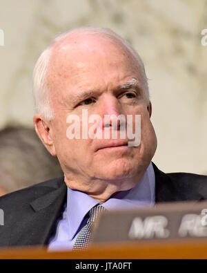 Le sénateur américain John McCain (républicain de l'Arizona), président, Comité du Sénat américain sur les services armés au cours de l'audience de confirmation pour le Lieutenant-général Robert B. Neller, USMC comme général et Commandant de l'US Marine Corps sur la colline du Capitole à Washington, DC le Jeudi, Juillet 23, 2015. Credit : Ron Sachs / CNP /MediaPunch Banque D'Images