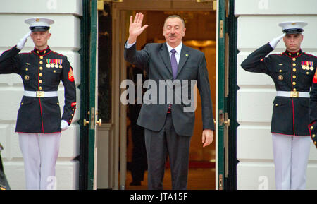 Ilham Aliyev, Président de la République d'Azerbaïdjan arrive pour le dîner de travail pour les chefs de délégations lors du Sommet sur la sécurité nucléaire sur la pelouse Sud de la Maison Blanche à Washington, DC le Jeudi, 31 mars 2016. Credit : Ron Sachs / Piscine via CNP /MediaPunch Banque D'Images