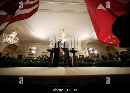 Le Président français François Hollande (R) et le président américain Barack Obama (G) adopter lors d'une conférence de presse commune à l'Est Prix de la Maison Blanche le 24 novembre 2015 à Washington, DC. Depuis 11 jours les attaques terroristes coordonnées à gauche 129 morts à Paris, Hollande et Obama se sont rencontrés à Washington pour exprimer leur solidarité et à poursuivre leur coordination dans la campagne militaire contre l'État islamique, ou Isis, l'organisation qui a revendiqué la responsabilité des attaques. Credit : Win McNamee / Piscine via CNP /MediaPunch Banque D'Images