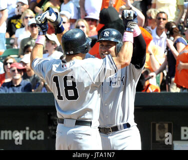 Baltimore, MD - 10 mai 2009 -- le voltigeur des Yankees de New York Johnny Damon (18) et l'arrêt-court Derek Jeter (2) célébrer Damon's 7th Inning 3 home run run contre les Orioles de Baltimore à l'Oriole Park at Camden Yards de Baltimore, MD, le dimanche, 10 mai 2009. Les Yankees ont gagné le match 5 - 3..Credit : Ron Sachs/MediaPunch / CNP. (restriction : NO New York ou le New Jersey Journaux ou journaux dans un rayon de 75 km de la ville de New York) Banque D'Images