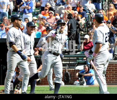 Baltimore, MD - 10 mai 2009 -- le voltigeur des Yankees de New York Johnny Damon (18), centre droit, célèbre sa 7e manche 3 home run run avec ses coéquipiers Derek Jeter (2), gauche, Francisco Cervelli (29), centre gauche, et Mark Teixeira (25), à droite, contre les Orioles de Baltimore à l'Oriole Park at Camden Yards de Baltimore, MD, le dimanche, 10 mai 2009. Les Yankees ont gagné le match 5 - 3..Credit : Ron Sachs/MediaPunch / CNP. (restriction : NO New York ou le New Jersey Journaux ou journaux dans un rayon de 75 km de la ville de New York) Banque D'Images