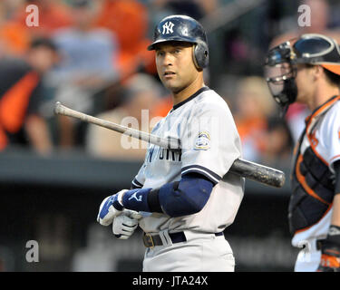 Baltimore, MD - 1 septembre, 2009 -- New York Yankees l'arrêt-court Derek Jeter (2) ressemble à la dug-out pour un signe puisqu'il s'apprête à chauve-souris dans la deuxième manche contre les Orioles de Baltimore à l'Oriole Park at Camden Yards de Baltimore, MD, le mardi, 1 septembre 2009..Credit : Ron Sachs/MediaPunch / CNP. (restriction : NO New York ou le New Jersey Journaux ou journaux dans un rayon de 75 km de la ville de New York) Banque D'Images