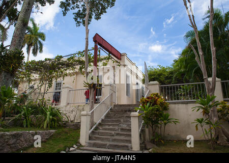 La Havane, Cuba - février 2,2017 : Finca Vigia où Ernest Hemingway a vécu de 1939 à 1960.De l'arrière de la véranda et une tour adjacente a Banque D'Images