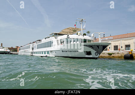 Venise, Italie - 10 juin 2017 : Vue de l'intérieur des terres de la rivière croisière Princess, une partie de la flotte de la compagnie Uniworld, amarré sur le canal Giudecca à Venise. Banque D'Images