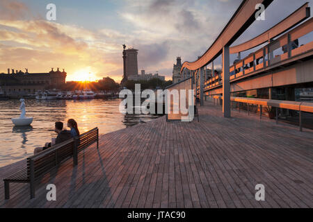 Rambla del Mar à Port Vell, Edificio Colon Tour et monument de Christophe Colomb (Monument a Colom), Barcelone, Catalogne, Espagne, Europe Banque D'Images