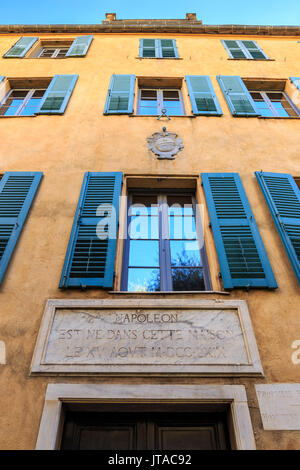 Maison Bonaparte, jaune avec des volets bleus, le lieu de naissance de Napoléon, maintenant un musée national, Ajaccio, Corse, France, Europe Banque D'Images