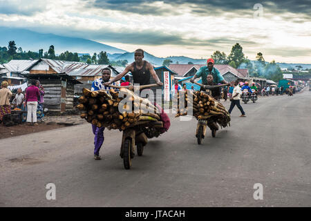 Les hommes de transporter leurs marchandises sur self made transporteurs, Goma, République démocratique du Congo, l'Afrique Banque D'Images