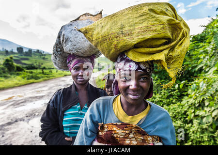 Les femmes locales transportant des marchandises sur leur tête, le Parc National des Virunga, en République démocratique du Congo, l'Afrique Banque D'Images