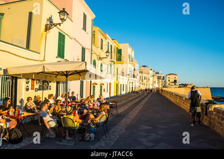 Restaurant sur la promenade de l'océan dans la ville côtière de Alghero, Sardaigne, Italie, Europe, Méditerranée Banque D'Images