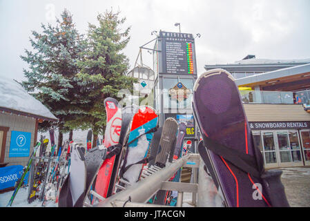 L'équipement de ski à l'extérieur de la CGL, un bar après top à Whistler, en Colombie-Britannique, au Canada, en Amérique du Nord Banque D'Images