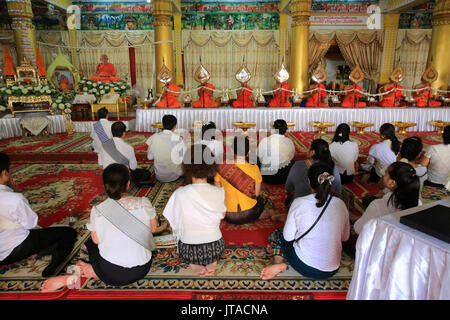 Les moines bouddhistes priant assis au souvenir de la personne décédée, Wat Ong Teu Mahawihan (Temple du Bouddha lourd), Vientiane, Laos, Indochine, Southeas Banque D'Images