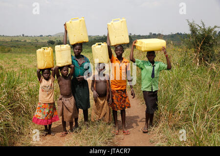Les enfants ougandais, à chercher de l'eau, l'Afrique, l'Ouganda Masindi Banque D'Images