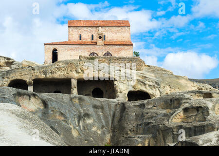 La basilique du Prince chrétien du Xe siècle surplombe Uplistsikhe, la forteresse du Seigneur, Gori, quartier de Shida Kartli, Géorgie Banque D'Images