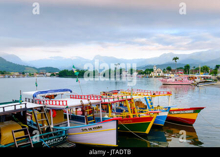 Les bateaux de pêche dans la région de Paraty village avec les montagnes de la Serra da Bocaina derrière, l'état de Rio de Janeiro, Brésil, Amérique du Sud Banque D'Images