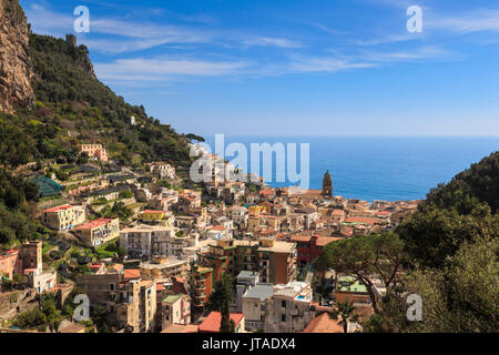 Torre dello Ziro et Amalfi, elevated view de Pontonein printemps, Côte Amalfitaine, UNESCO World Heritage Site, Campanie, Italie, Europe Banque D'Images